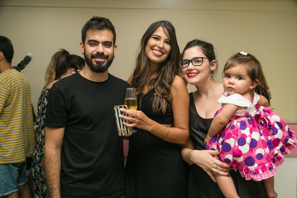 DJ Ravi, Zenaide Pontes e Luciana Paiva com a filha. Crédito: Tatiana Sotero / DP