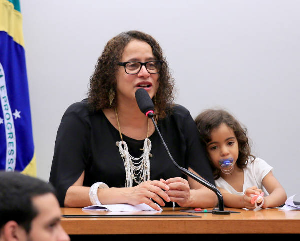 Luciana Santos leva a filha para reunião da Câmara dos Deputados