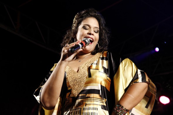Cantora Adriana B promove shows gratuitos no Recife