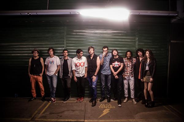 O encontro das bandas- Legião Urbana, Mundo Livre SA e os convidados Canibal, Marina Franco e Jonnata Doll - Crédito: Kelvin Andrade/Divulgação