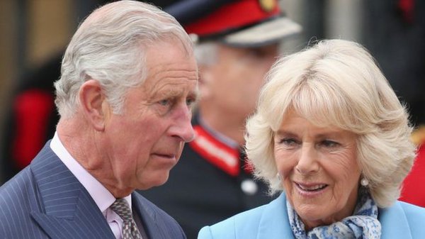 O príncipe Charles e sua esposa Camilla - Crédito: Reprodução/Twitter