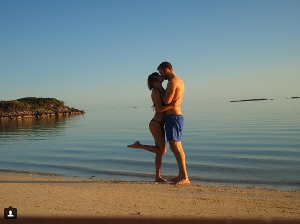 O casal postou fotos de uma viagem romântica no aniversário de namoro - Crédito: Reprodução/Instagram