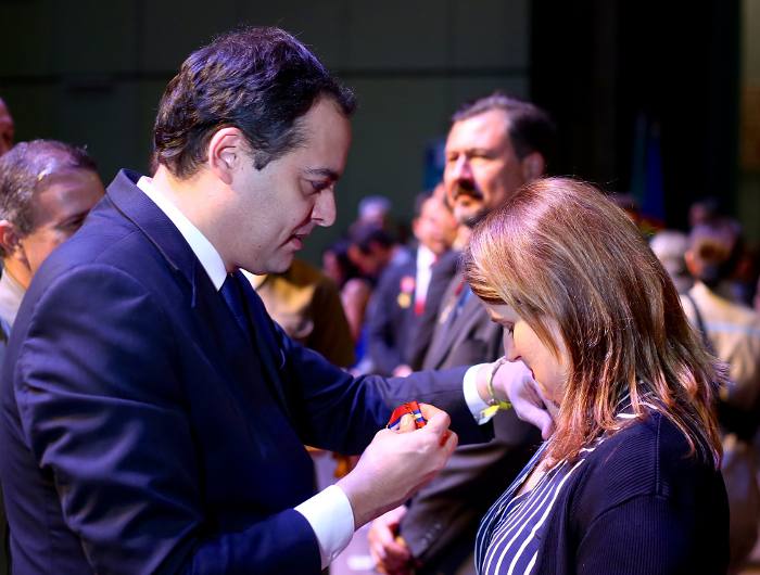 O governador Paulo Câmara entrega a medalha à primeira-dama Ana Luiza Câmara/Wagner Ramos/Divulgação