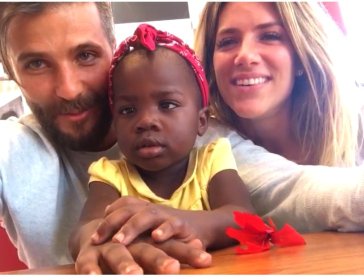 Bruno Gagliasso e Giovanna Ewbank com a pequena Chissomo, a filha adotiva do casal - Crédito: Ana Clara Marinho/Blog Viver Noronha