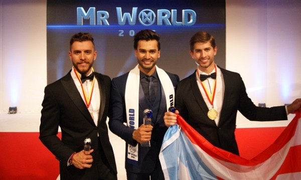 O vencedor, no meio, ladeado pelo segundo e terceiro colocados - Crédito: Reprodução/Mr. World
