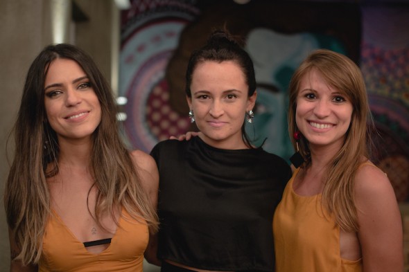 A estilista Babi Jacome ladeada pelas empresarias Renata Torres e Camila Eliodoro. Crédito: Luan Mateus