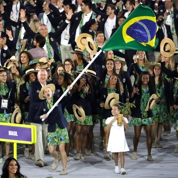 Yane Marques foi a porta-bandeira do Brasil - Crédito: Reprodução/Twitter