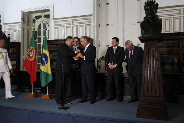 O presidente Marcelo Rebelo recebeu homenagem das mãos de Celso Gaspar -  Credito: Roberto Ramos/DP