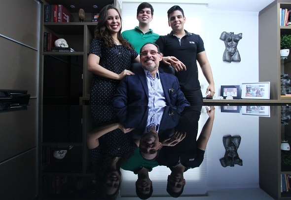 Fernando Basto com os filhos Amanda, Caio e Gabriel. Crédito: Peu Ricardo/Esp.DP
