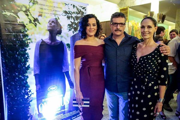 Maeve Jinkings, Kleber Mendonça Filho e Sônia Braga na pré-estreia de "Aquarius" no Recife - Crédito: Gleyson Ramos/Divulgação