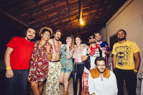 Lala K e Allana Marques com a turma da Dunas do Barato, convidados da noite - Crédito: Lana Pinho/Divulgação
