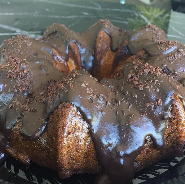 Bolo de cenoura com ganache de chocolate - Crédito: Reprodução/Instagram