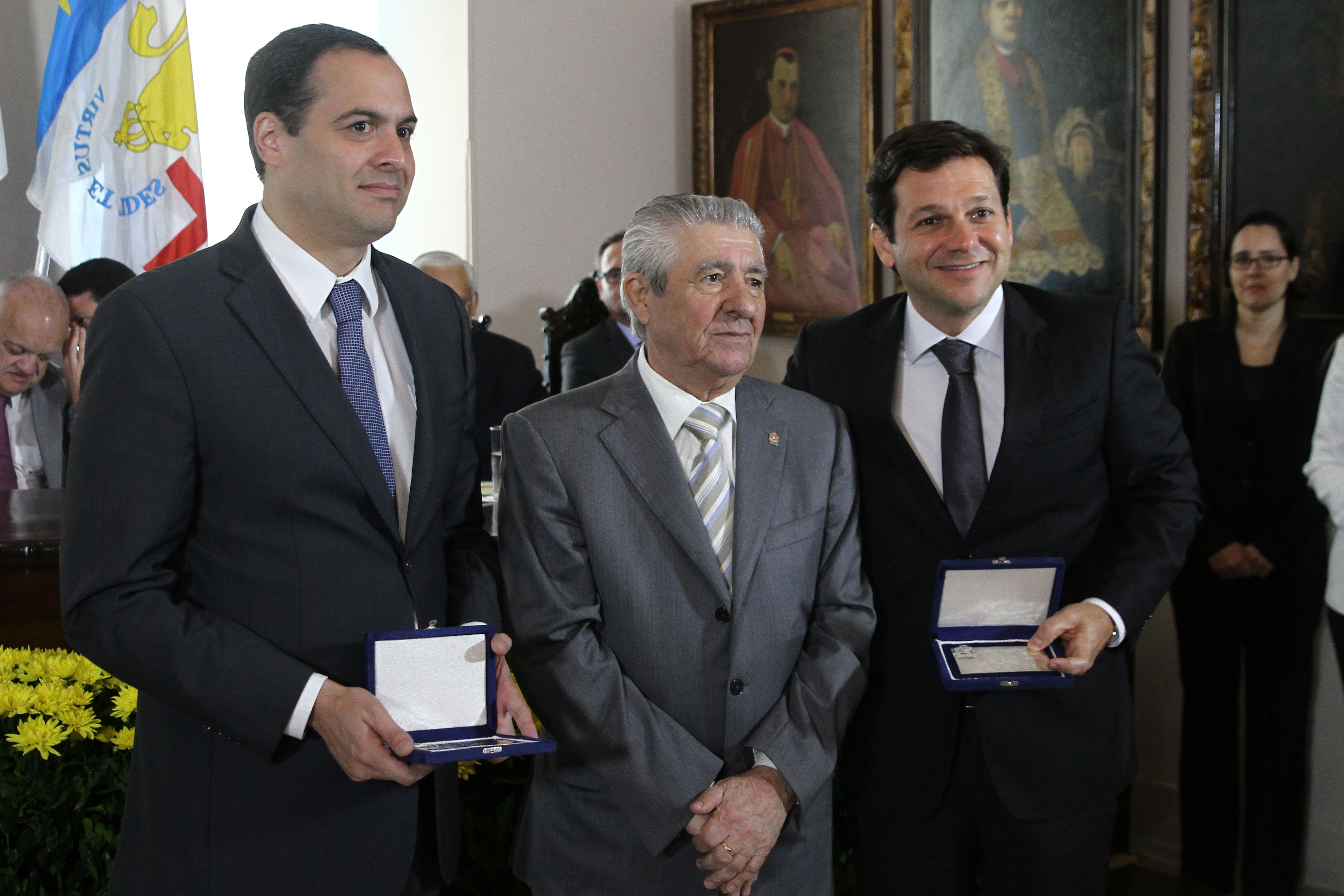 O governador Paulo Câmara, Alberto Ferreira Costa e o prefeito Geraldo Julio. Credito: Julio Jacobina/DP Gov. 