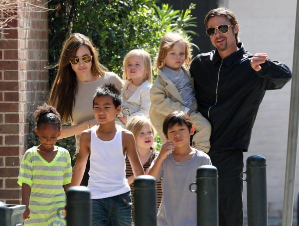 Angelina e Brad com os filhos - Crédito: Reprodução/Twitter