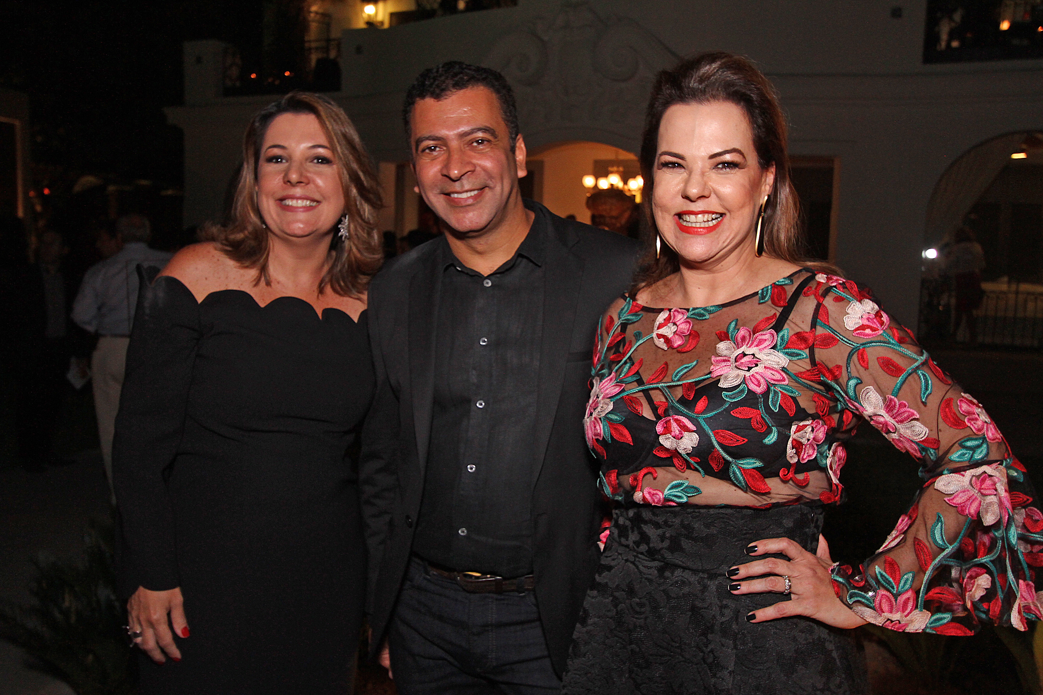 Carla Cavalcanti e Isabela Coutinho receberam o diretor da Casa Cor, Pedro Ariel  - Crédito: Roberto Ramos/DP