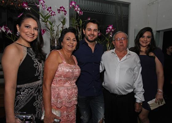 A família Diniz reunida: Meyriane, Francisca, Heracliton, João e Magda Diniz - Crédito: Roberto Ramos/DP