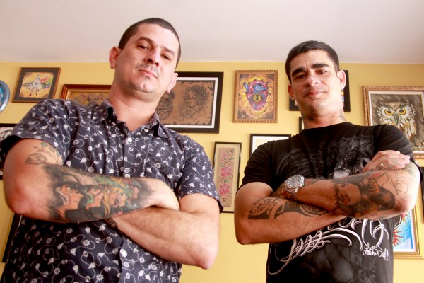 Os tatuadores Thiago e Eduardo - Crédito: Divulgação/Tatuaria