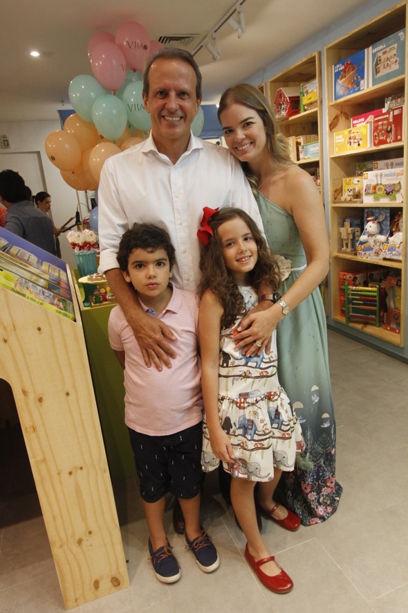 Juliana Lins acompanhada do marido Carlos Augusto e dos filhos Carlinhos e Maria Letícia. Crédito: Ricardo Fernandes / DP