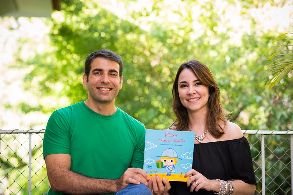 Jarbas Domingos e Tatiana Sotero lançam Pipo: o troca-chupetas no próximo dia 22. Crédito: Inês Campelo / Divulgação