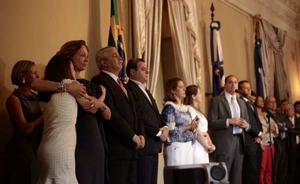 Rebeca Duque e Marta Lima, esposa e mãe de Camilo, participaram da solenidade hoje, no Palácio das Princesas. Crédito: Aloísio Moreira / Divulgação 