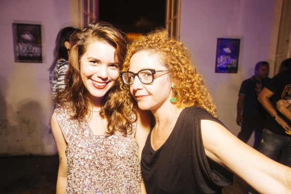 A jornalista Sarah Falcão com a amiga Cláudia Aires - Crédito: Lana Pinho/Divulgação