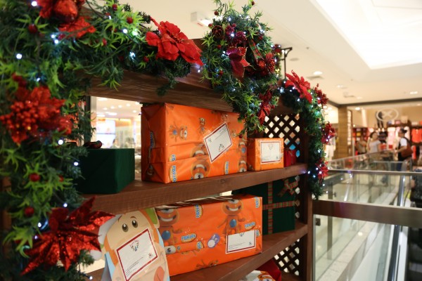 No Shopping Plaza, a estante do Papai Noel está sendo preenchida de doações - Crédito: Divulgação/Plaza