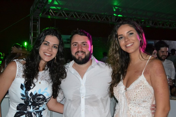 Carol Melo, Felipe Barroso e Carol Brasil.Crédito: Maíra Passos / Divulgação