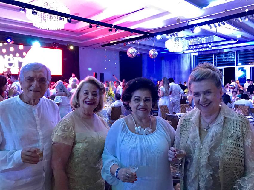 A mjesa de Glorinha Aguiar com amigos