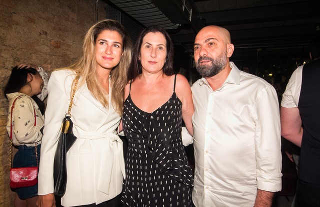 Valeria e Alberto Hiar, donos da Zoomp, com Barbara Migliorini, da Vogue Brasil - Crédito: Arthur Vahia/Divulgação
