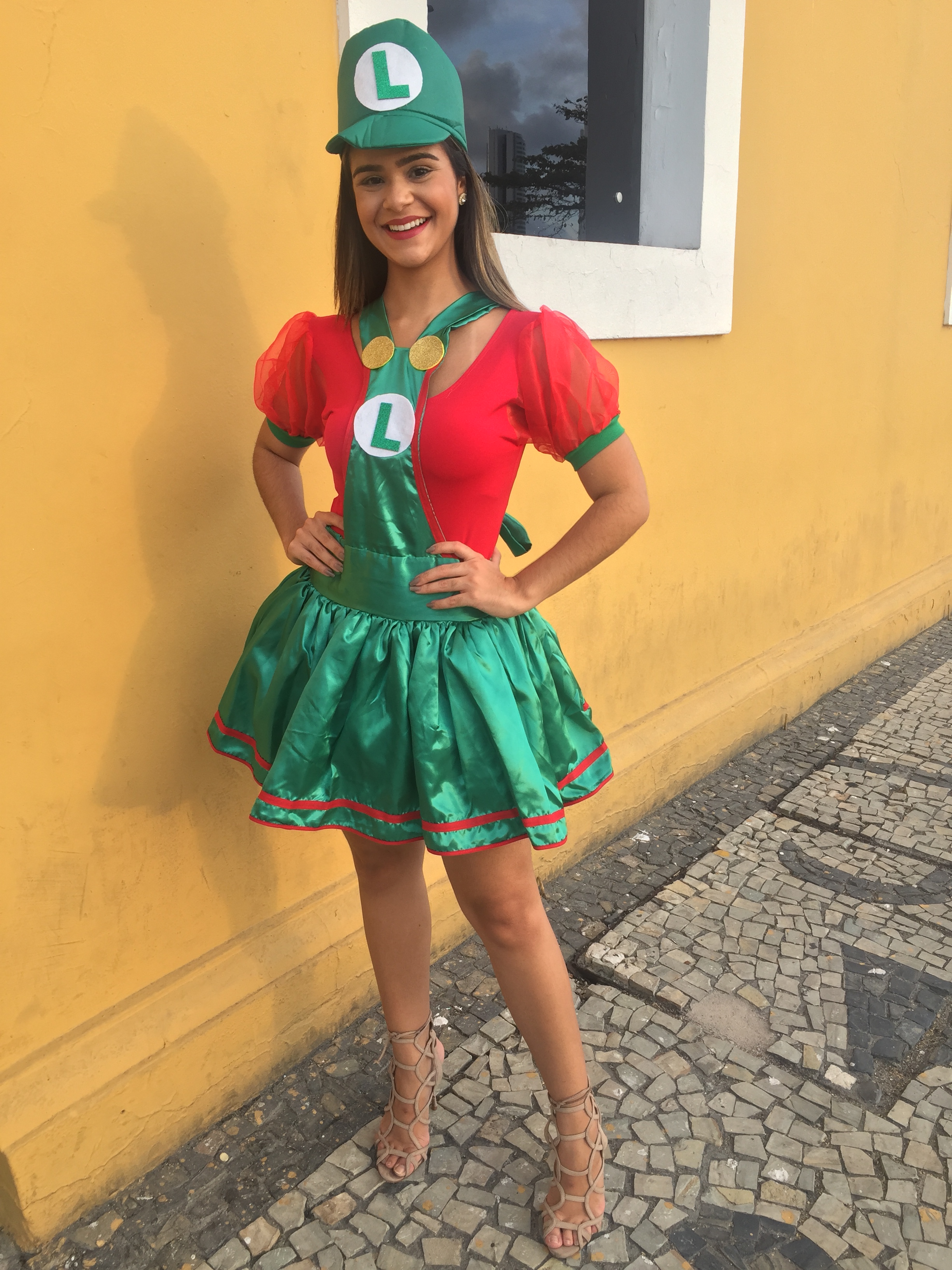 Fantasia de Luigi, da turma do Mario Bros, disponível para aluguel ou venda na loja Fantasias Recife - Crédito: Thayse Boldrini/DP