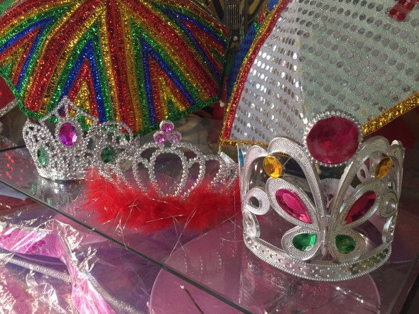 Coroas de princesa à venda na Casa Cabus a partir de R$5 - Crédito: Thayse Boldrini/DP