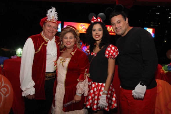 - Julian Alex, Cristina Costa, Camila e Junior Costa.