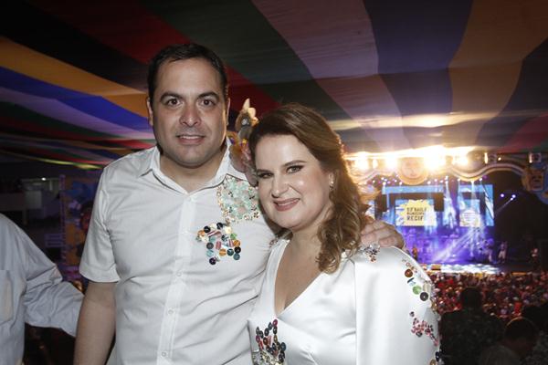 Paulo Câmara e Ana Luiza Câmara comandaram camarote no Baile Municipal - Crédito: Ricardo Fernandes/DP