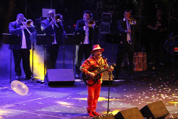 Geraldo Azevedo no palco do Baile Municipal - Crédito: Ricardo Fernandes/DP