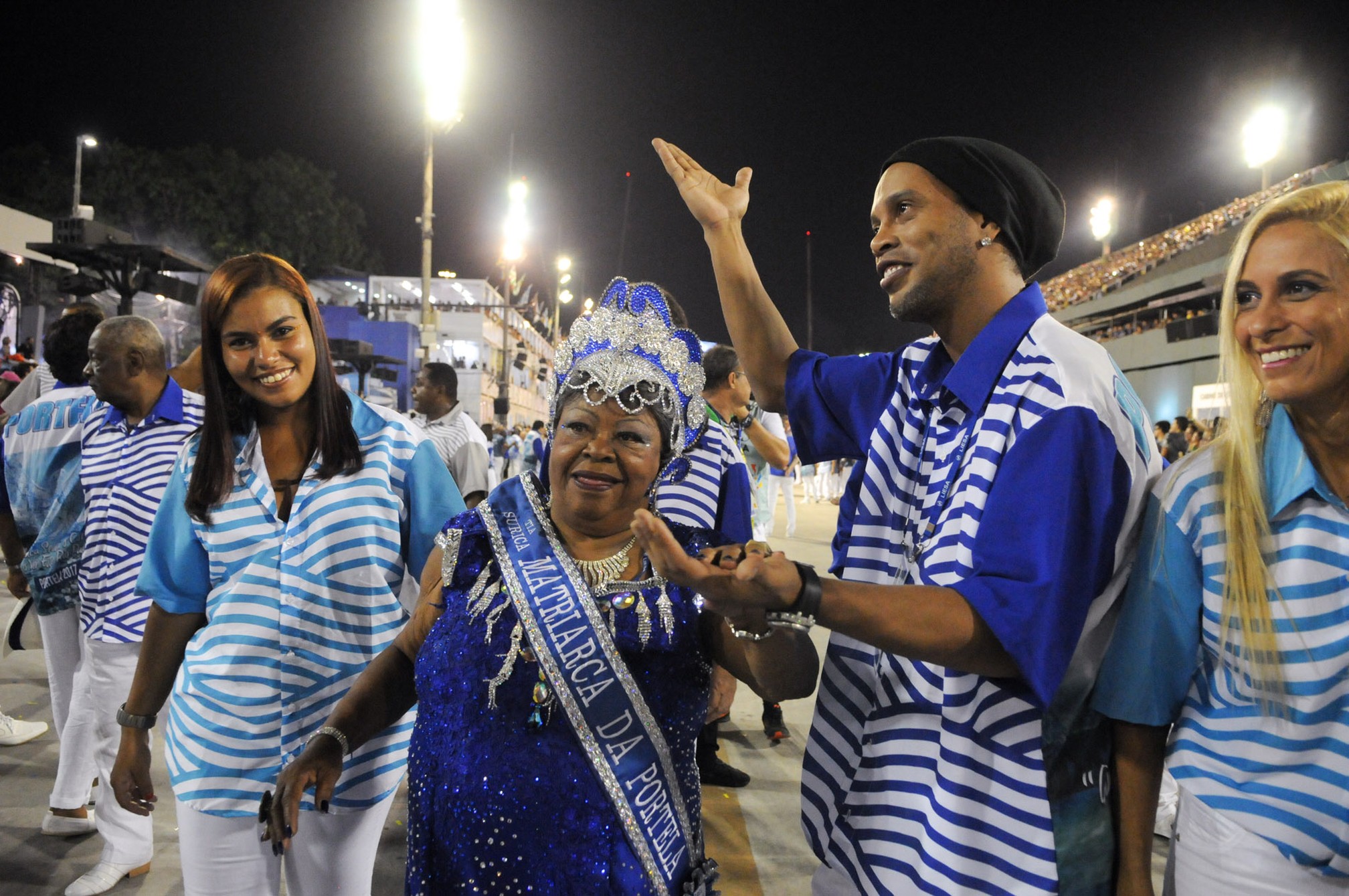 Ronaldinho Gaúcho posa ao lado da matriarca da Portela - Crédito: Alexandre Durão/Divulgação