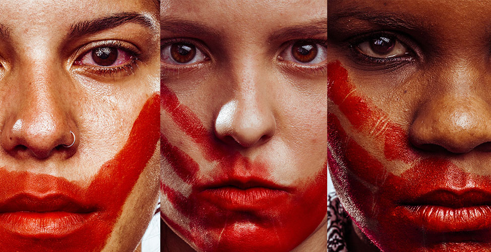 O fotógrafo carioca Márcio Freitas registrou pessoas em diversos estados do país, com uma pintura vermelha de uma mão nas faces das fotografadas - Crédito: Divulgação 