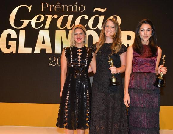 Juliana Santos entregou prêmio para Juliana Affonso e Maya Pope na categoria designer de moda - Crédito: Glamour/Divulgação