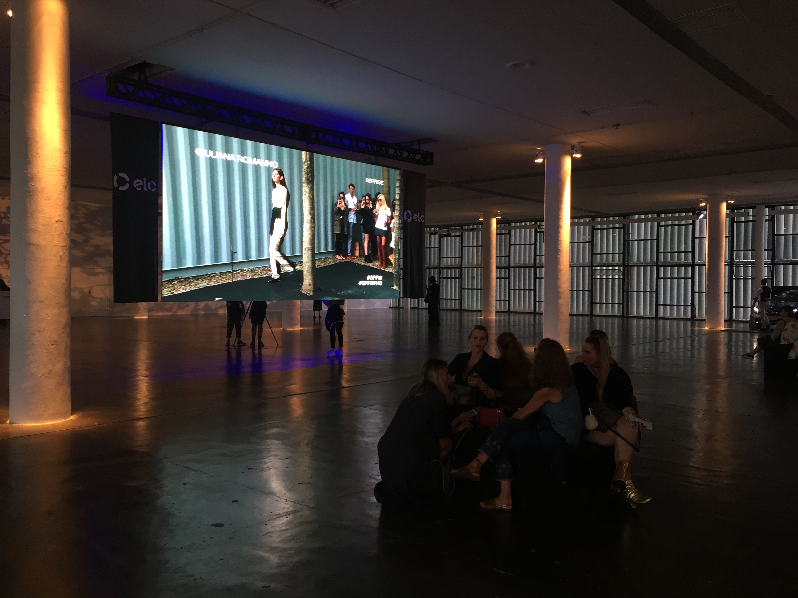 Um telão no centro da Bienal exibe os desfiles em tempo real
