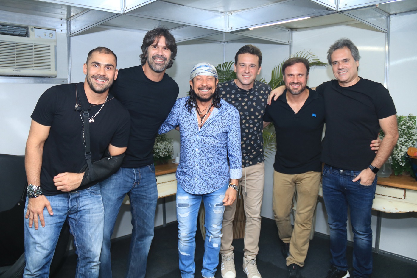 Bell Marques recebeu produtores de eventos da cidade no camarim. Na foto: Bruno Novaes, André Gimk, Augusto Acioli, Carlito Asfora e Silvio Pontual - Crédito: Luiz Fabiano/Divulgação