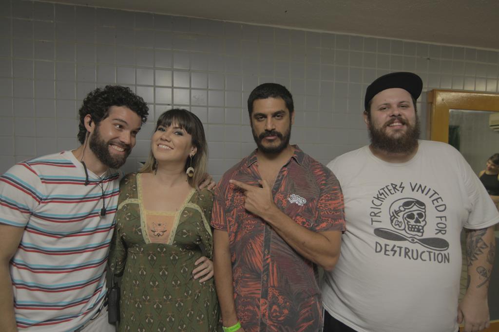 Criolo posa com os produtores da Go Elephants - Crédito: Celo Silva/Divulgação