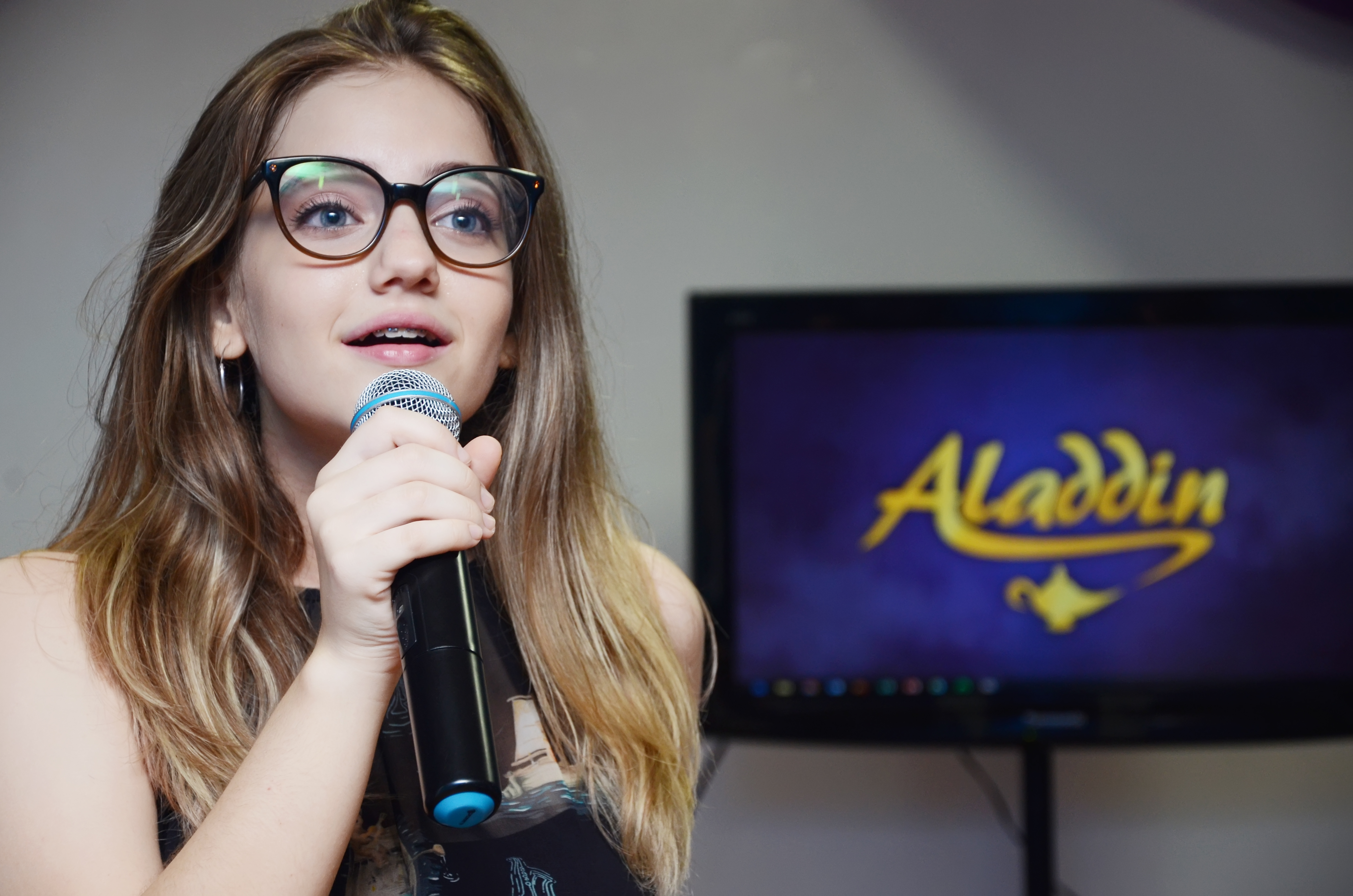 Tábatha Almeida na apresentação do elenco da peça - Crédito: Gil Menezes/Divulgação