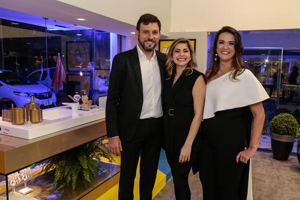 Danilo e Jaqueline Vieira de Melo e Ana Cristina Cunha - Crédito: Gleyson Ramos/Divulgação