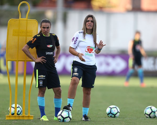 Emily Lima, técnica da seleção brasileira feminina de futebol, com a jogadora Marta Crédito: Divulgação CBF