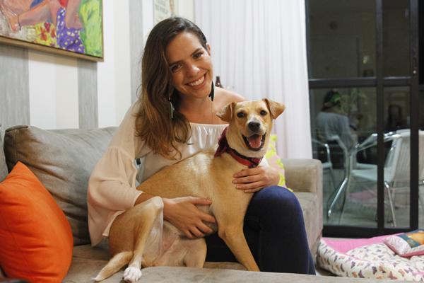 Tatiana Rands com sua cachorrinha Alegria - Crédito: Ricardo Fernandes/DP