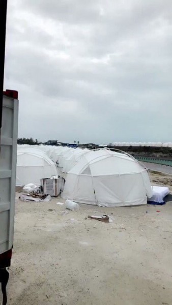 As acomodações eram tendas usadas para refugiados - Crédito: Reprodução/Twitter