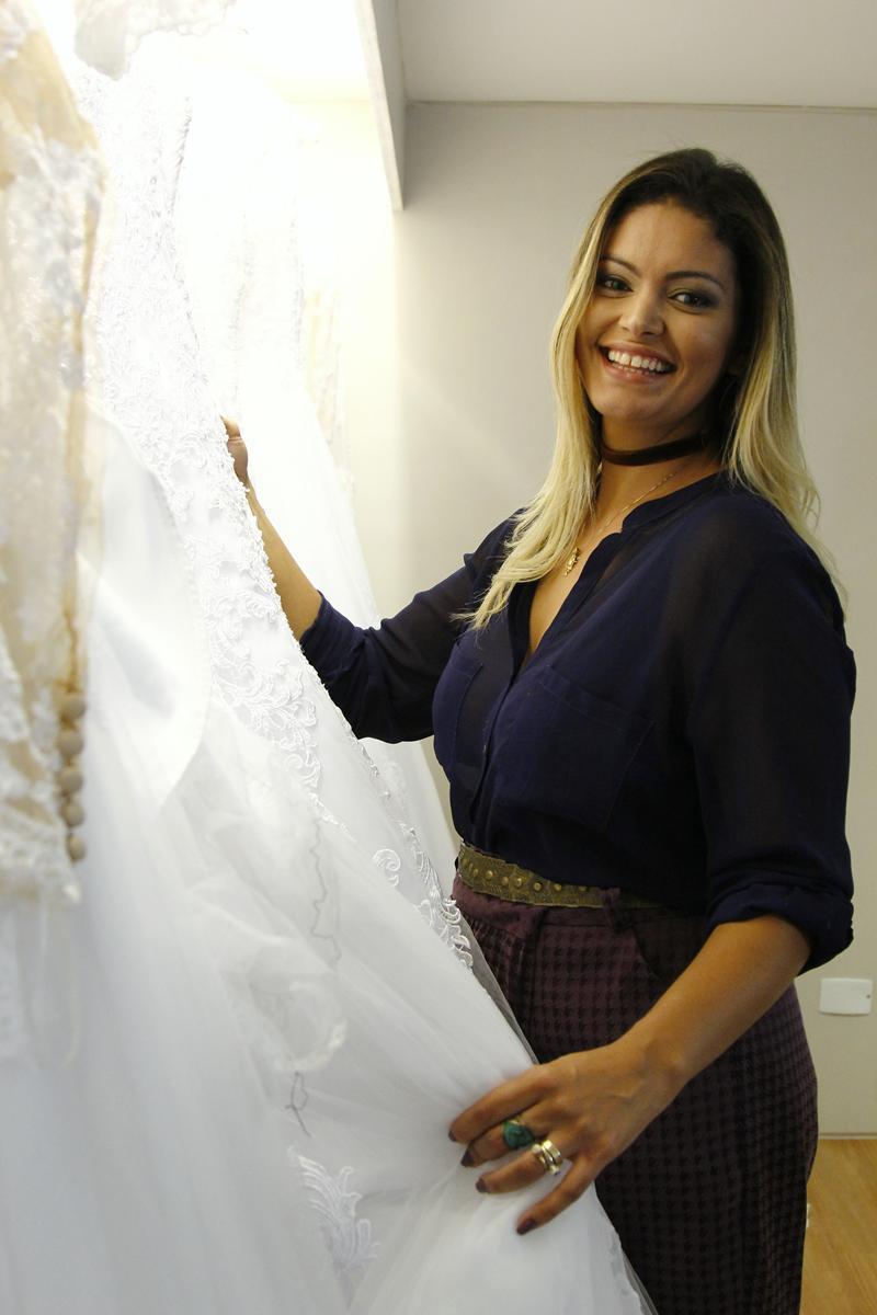 A consultora de moda Rachel Plutarco faz atendimento personalizado com as noivinhas na Vert Rouge Sophistiqué - Crédito: Shilton Araujo/Esp.DP