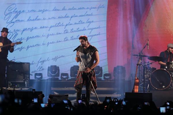 Luan Santana anunciou que volta ao Recife em dezembro durante show no Parador