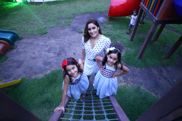 Cynthia Cabral e suas filhas Cecília e Helena - Crédito: Peu Ricardo/DP