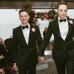 Jim Parsons, que interpreta Sheldon Cooper em The Big Bang Theory, se casa com namorado
