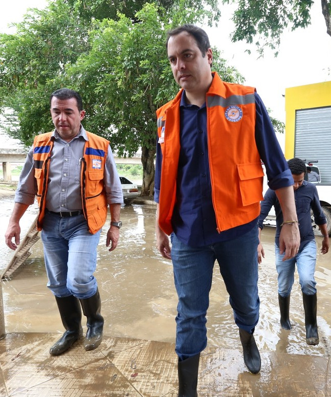 Paulo Câmara visita cidades atingidas pelas chuvas/Divulgação